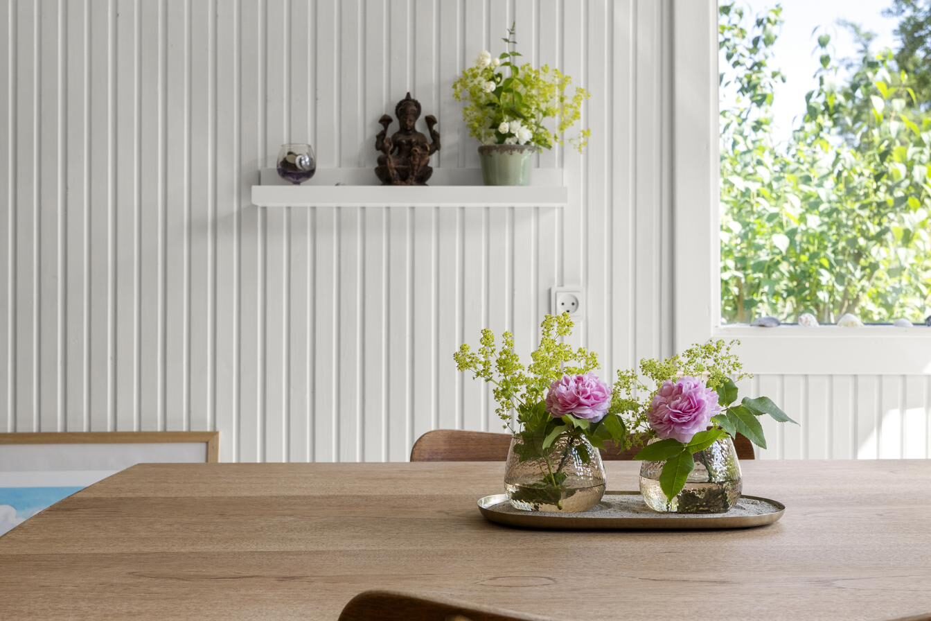 Spisebord med friske blomster – sommerhus Tisvilde Nordsjælland